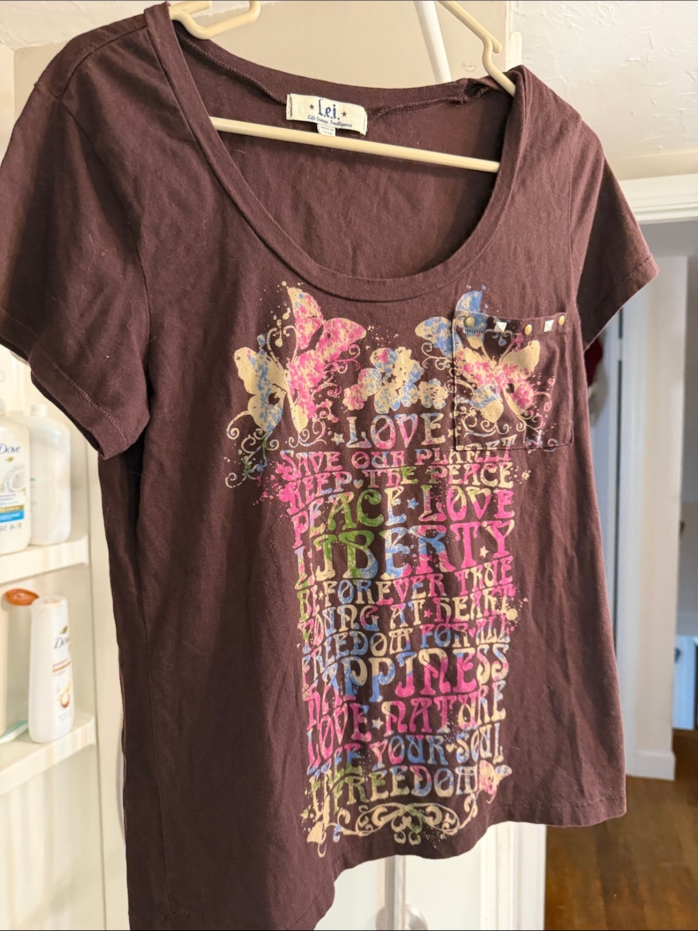 lei Brown Short Sleeve Scoop Neck Tee with Multicolor Graphic